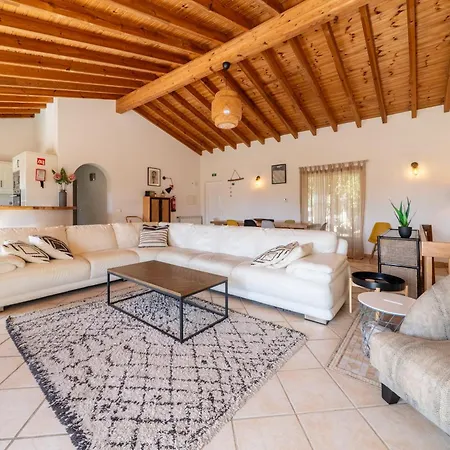 Вилла Stunning Spacious Family In The Algarve Алжезур